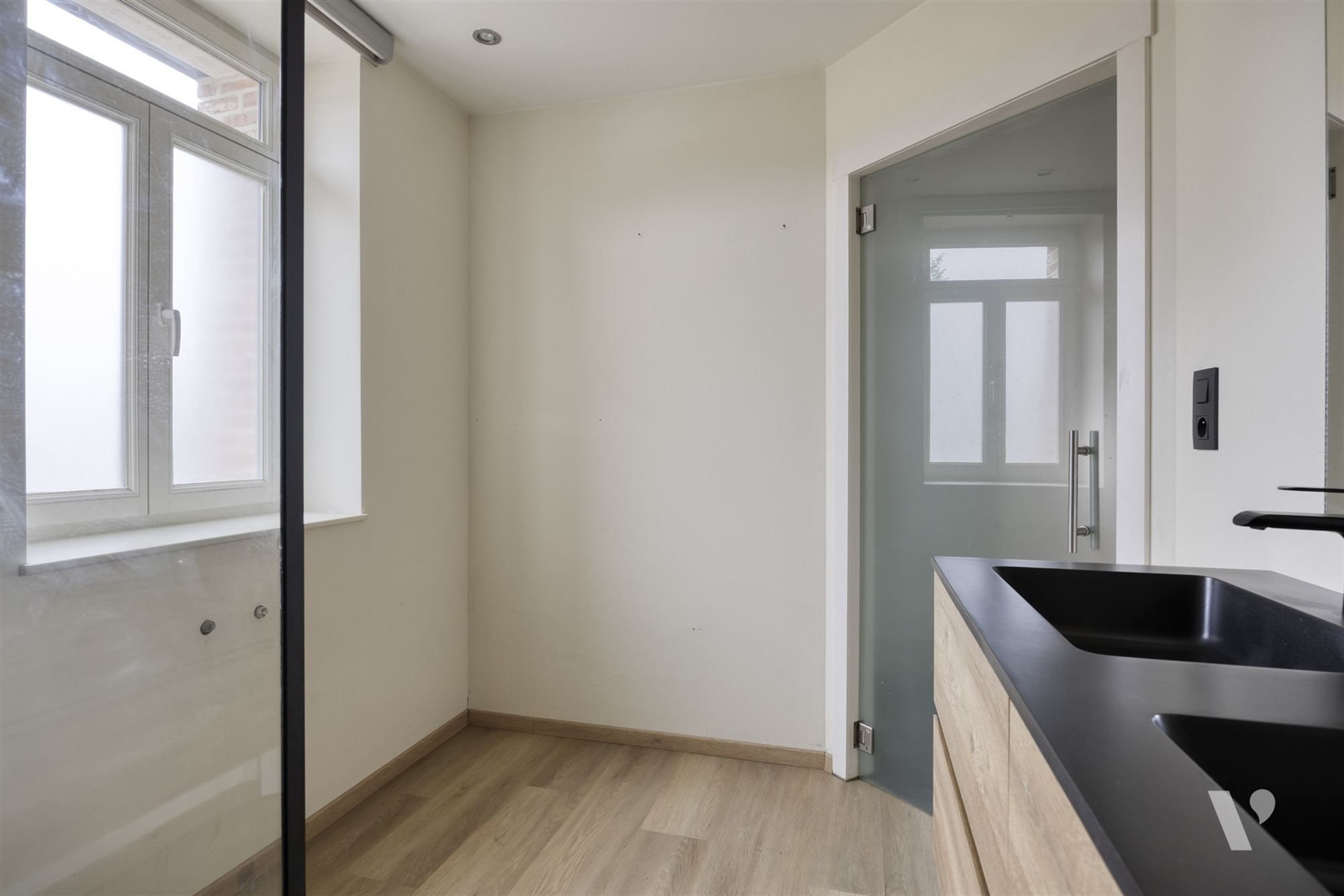 Prachtig gerenoveerde woning (279m²) met zwemvijver foto 13