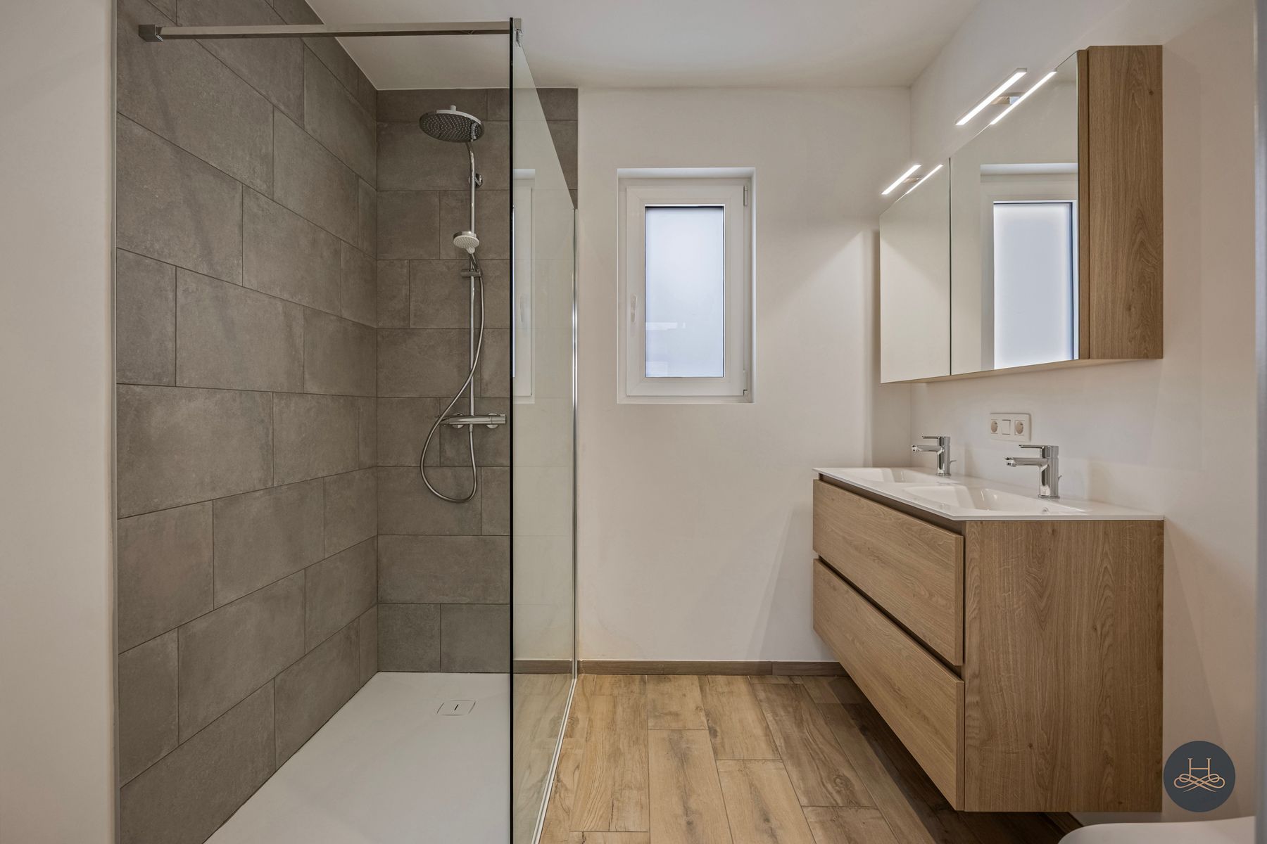 Totaal gerenoveerde woning met grote tuin foto 15