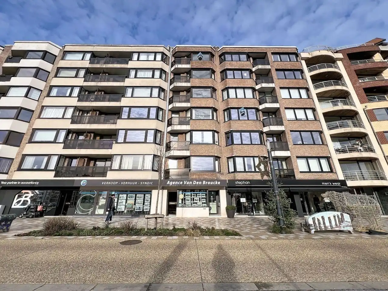 Verzorgd en uitstekend gelegen 2-slaapkamerappartement op de Graaf d’Ursellaan foto 2