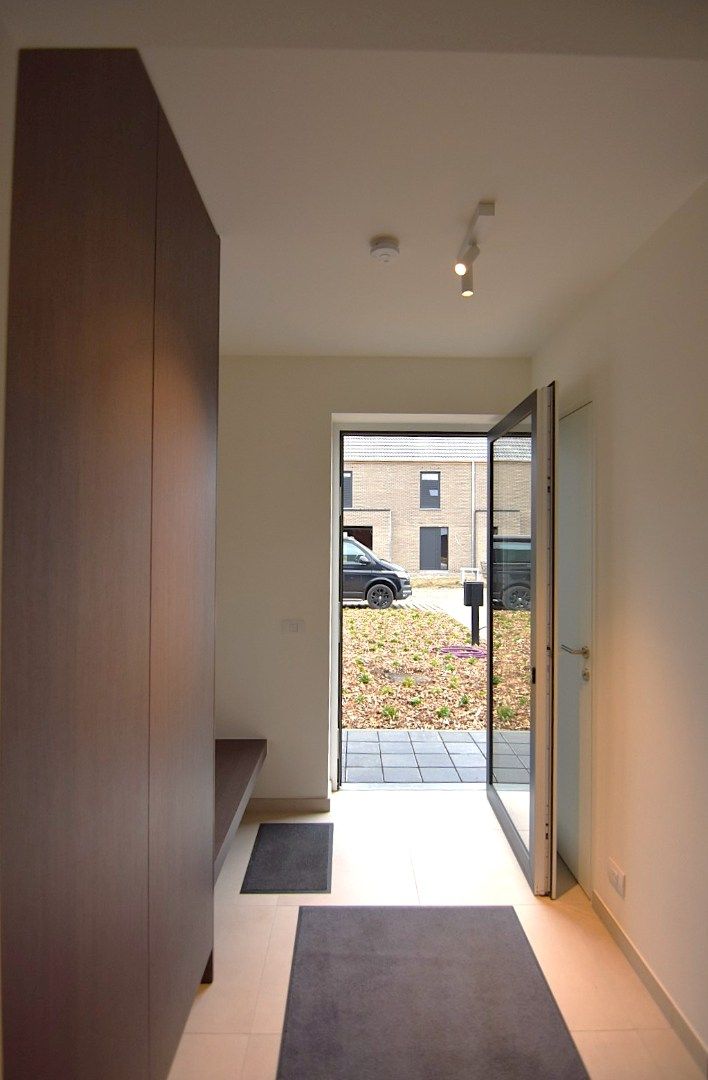 Prachtig afgewerkte nieuwbouw woning in leuke woonwijk foto 6