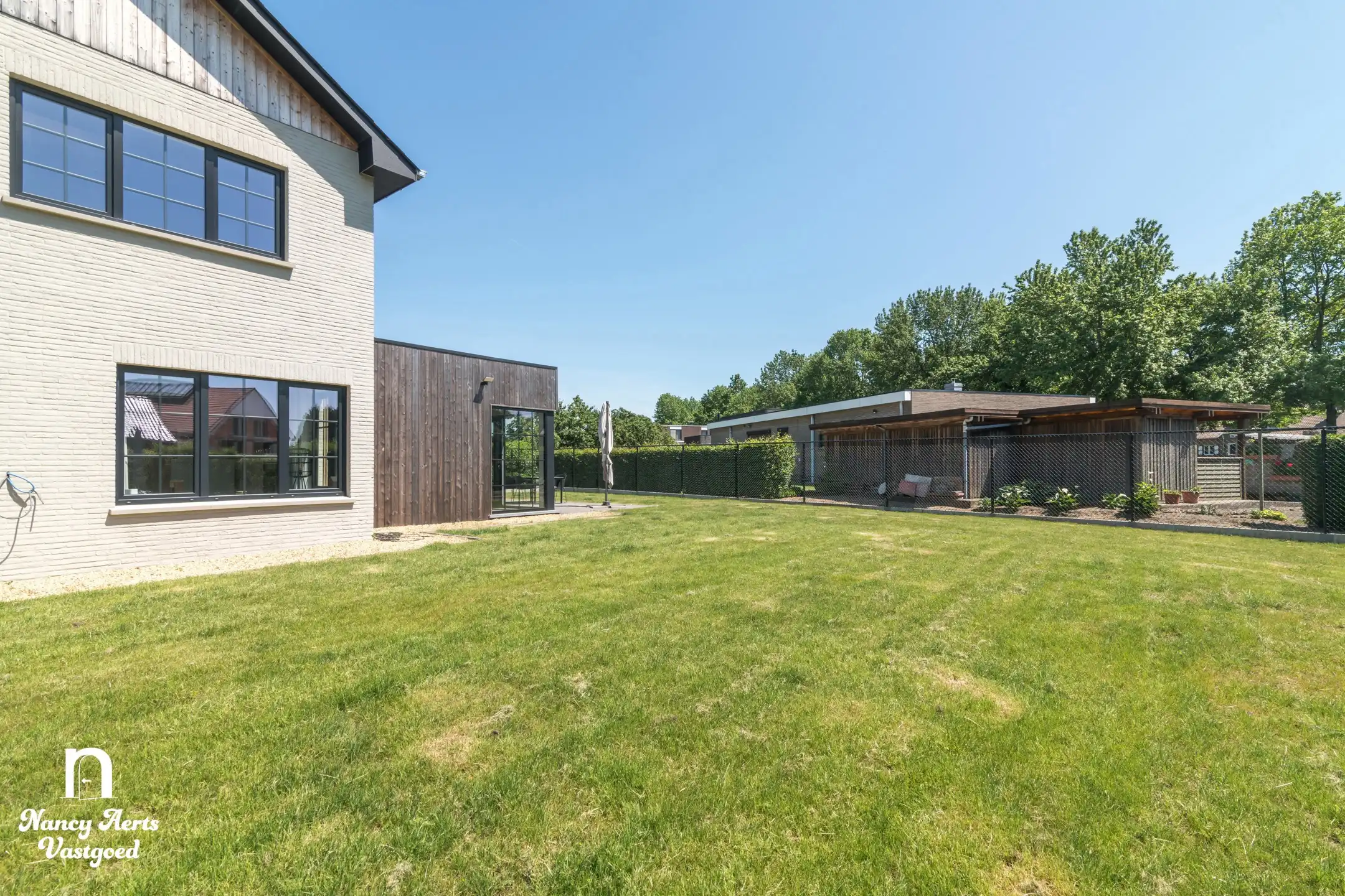 Lichtrijke en perfect afgewerkte woning op royaal perceel foto 30