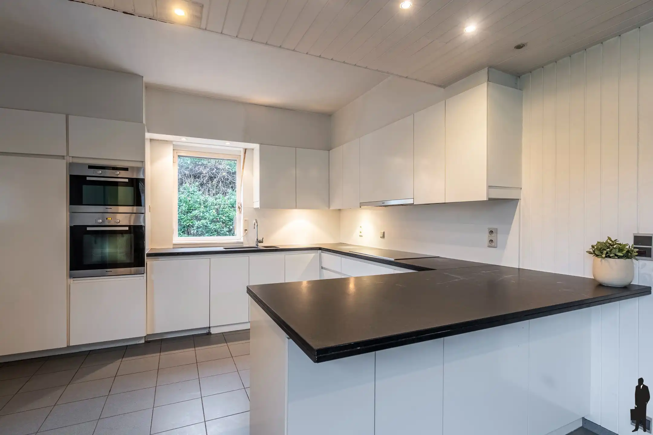 Statige en ruime gezinswoning met 5 slpks op 1.065m² foto 8