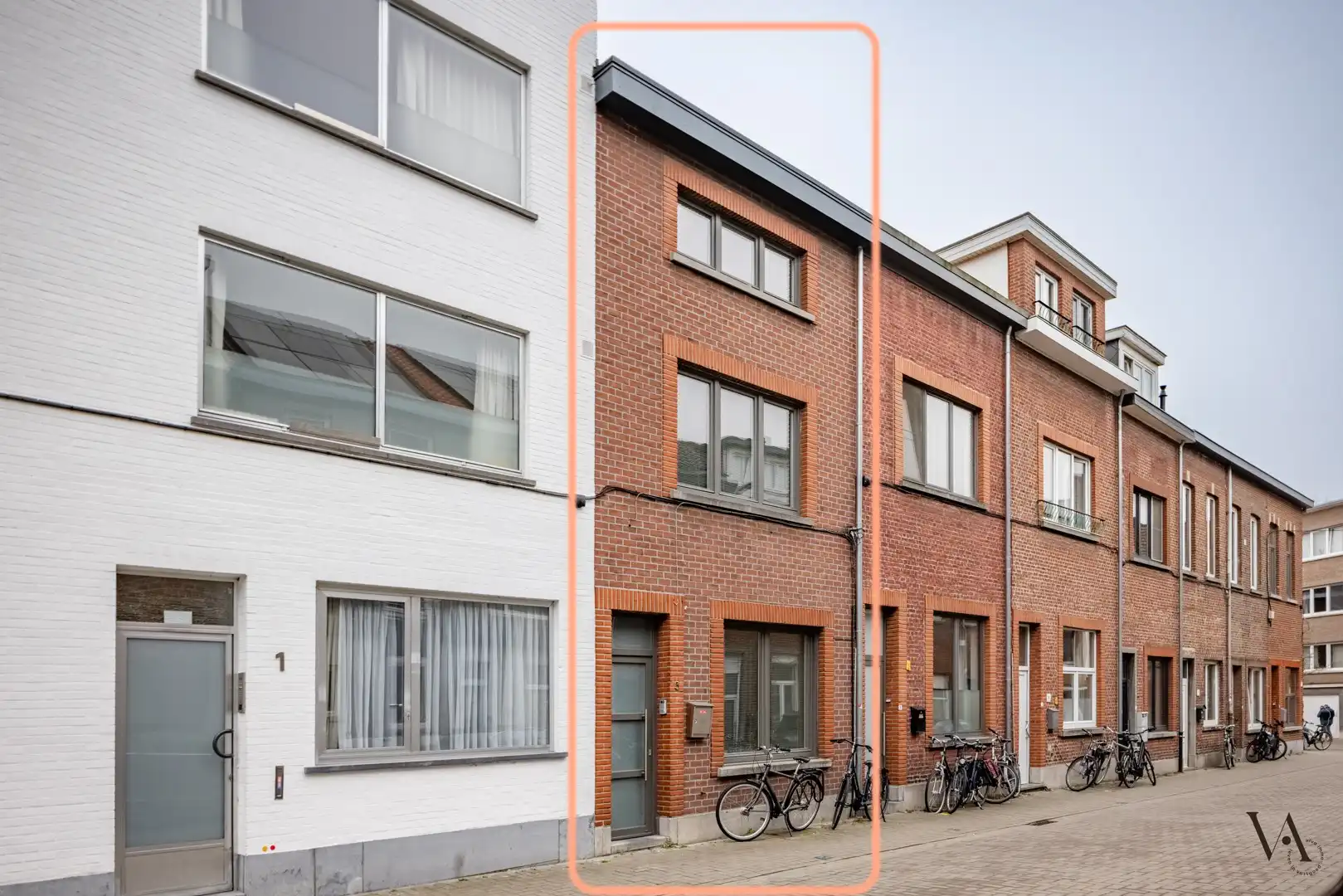 Volledig gerenoveerde woning met koer en dakterras in rustig straatje in Leuven foto {{pictureIndex}}