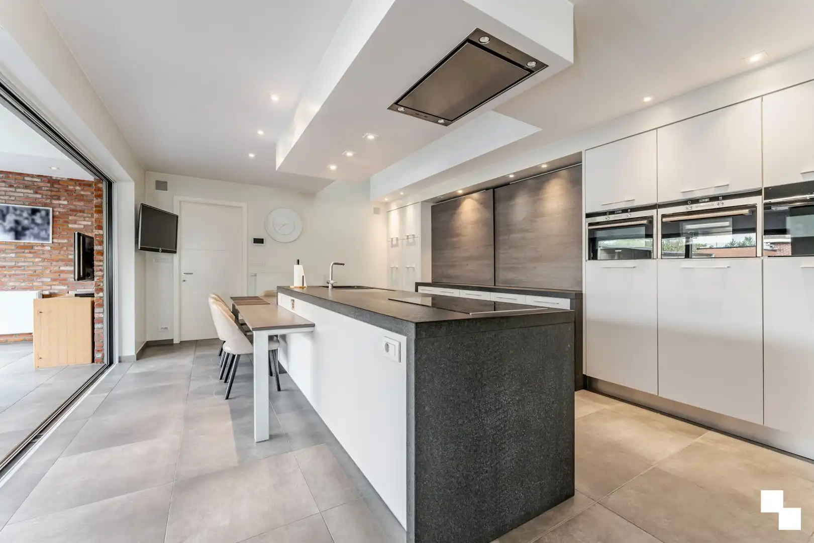 Veelzijdige eigendom met recente woning en heel wat opslagmogelijkheden te Lendelede foto 8