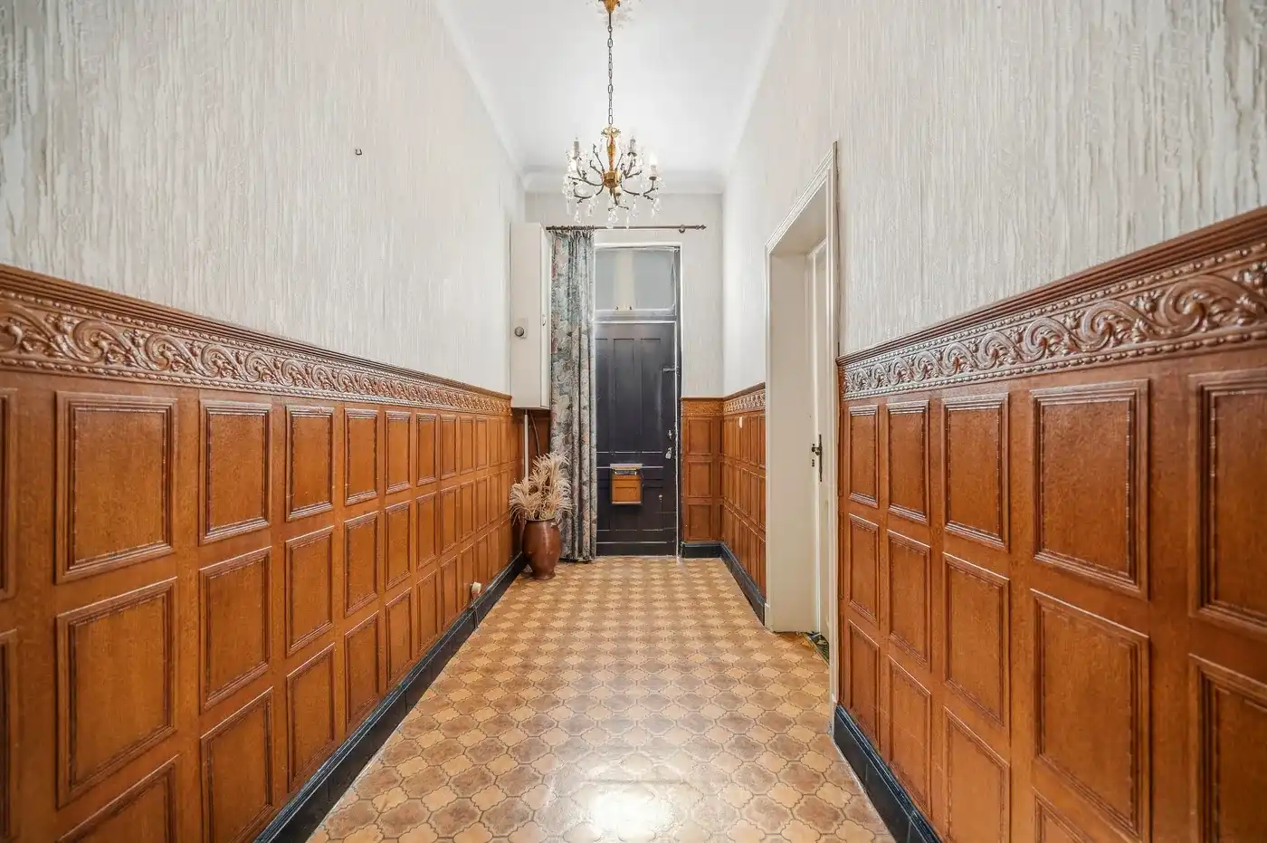 Charmante renovatiewoning met grote tuin en garage op royaal perceel foto 4