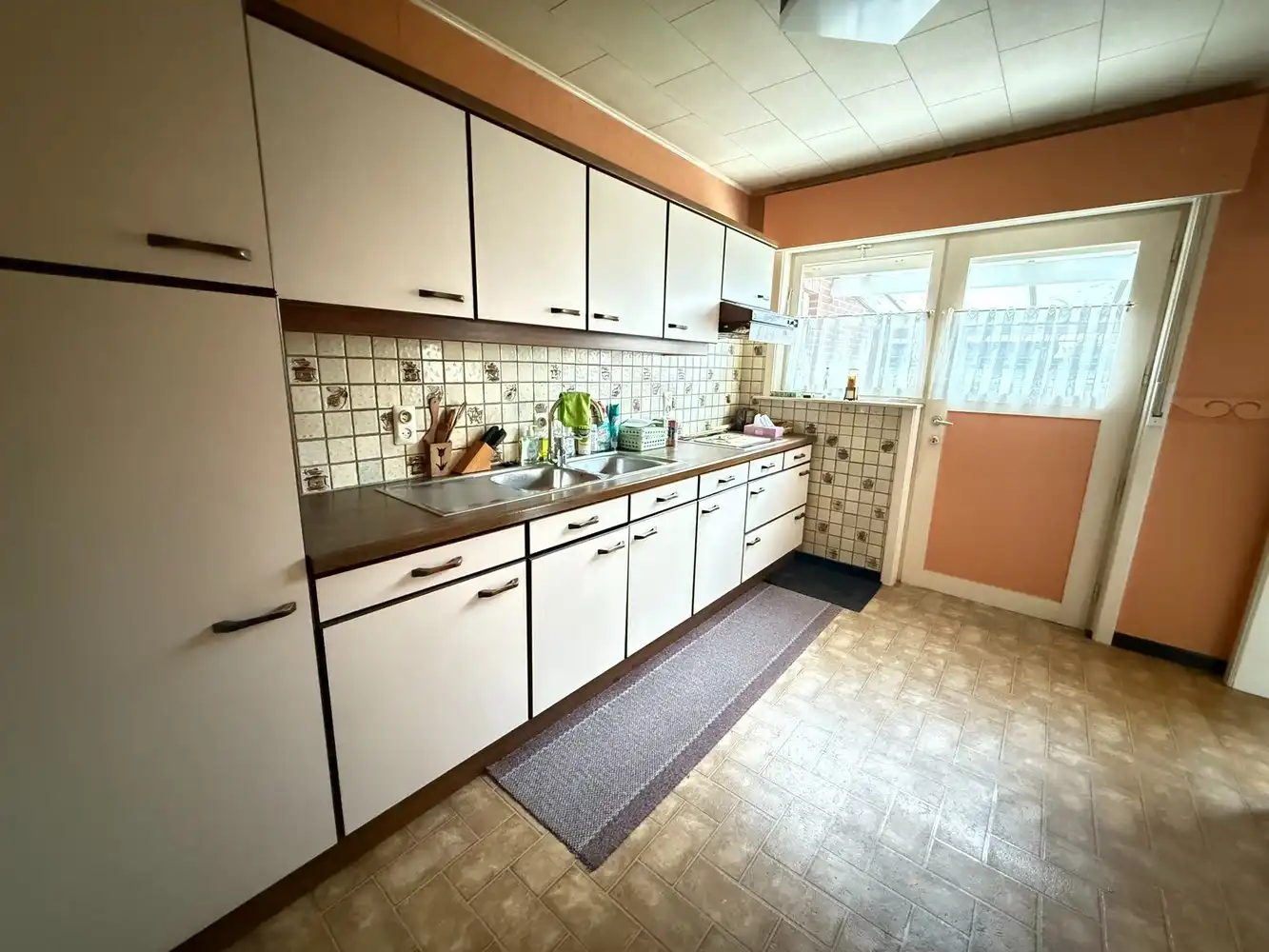 Half open bebouwing met 3 slaapkamers en garage, gelegen in een rustige woonwijk op 277m² foto 3