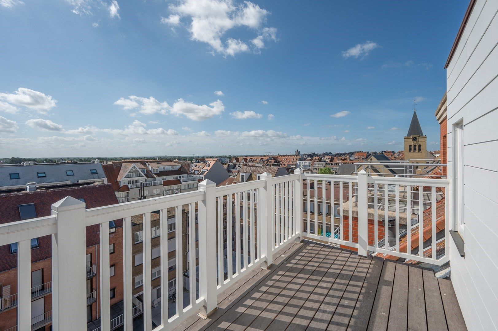 Aangenaam duplexdakappartement met prachtige zonneterrassen gelegen in de Dumortierlaan. foto {{pictureIndex}}