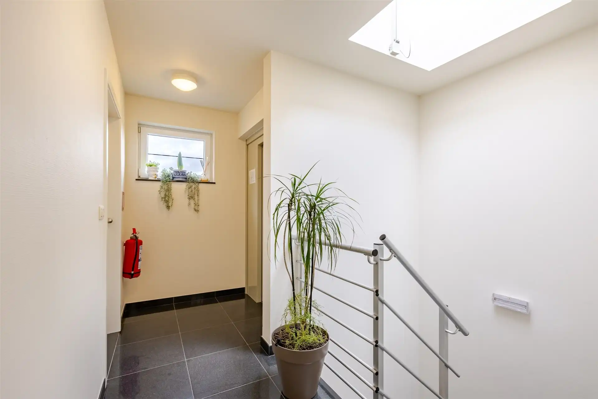 Instapklaar appartement met garagebox, centrum Laarne! foto 4