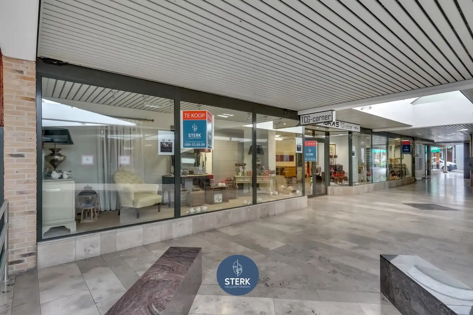 COMMERCIEEL PAND VAN 175 M² IN PASSAGE BEGAS, GELEGEN IN HARTJE LANAKEN ! foto {{pictureIndex}}