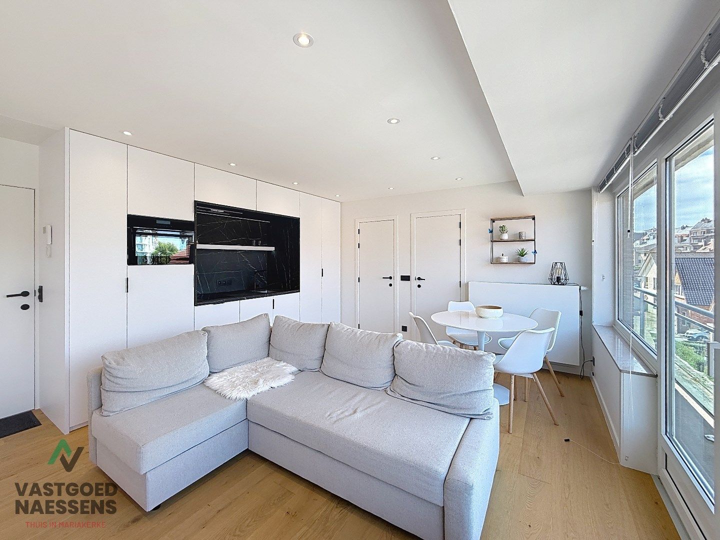 SCHITTEREND VERNIEUWDE STUDIO MET SLAAPHOEK VLAKBIJ ZEEDIJK  foto 4