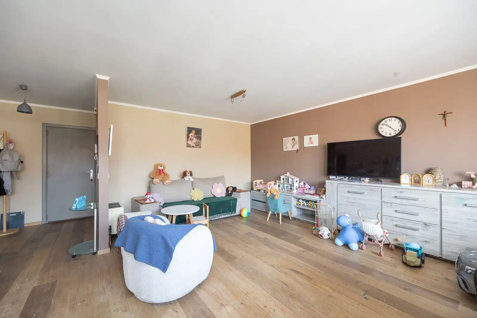 Centraal gelegen appartement met 2 slaapkamers en een autostaanplaats. foto 2