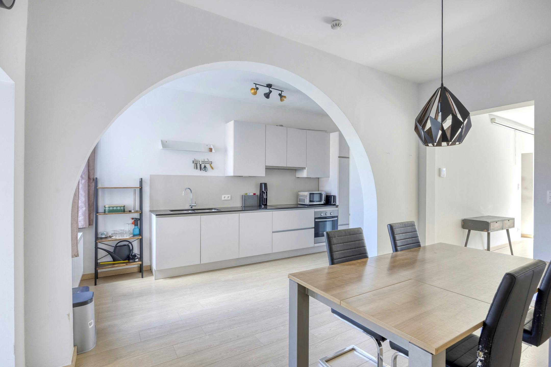 Lichtrijk en ruim gerenoveerd appartement nabij Gent-centrum foto {{pictureIndex}}