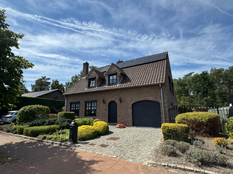 Hoofdfoto van de publicatie: Mooie vrijstaande woning met garage, veranda en zonnepanelen