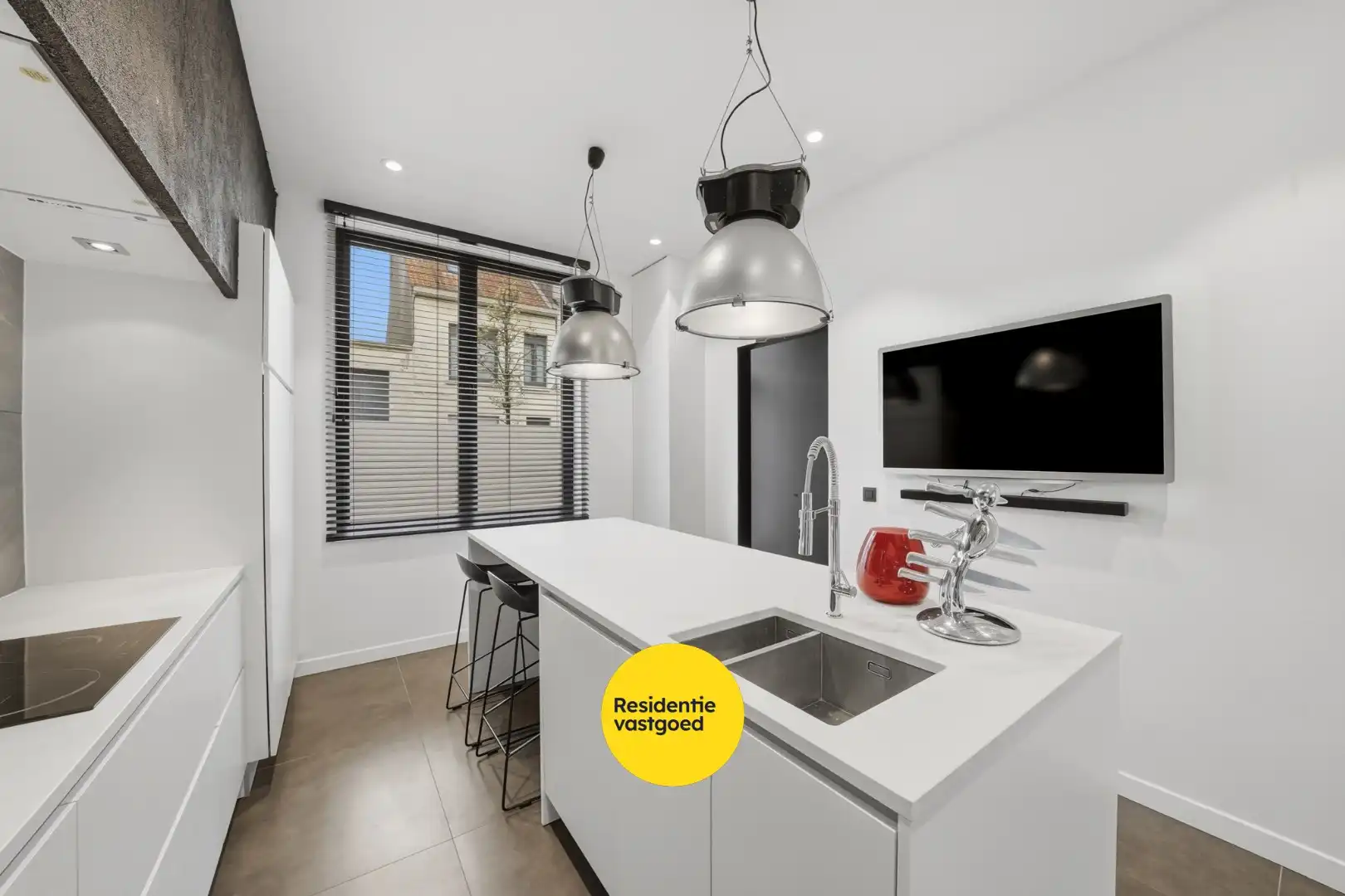 Volledig gerenoveerde woning met zonnige buitenruimte foto 11