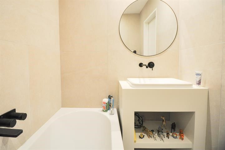 Volledig gerenoveerd, lichtrijk appartement op wandelafstand van zee en het commercieel centrum. foto 9