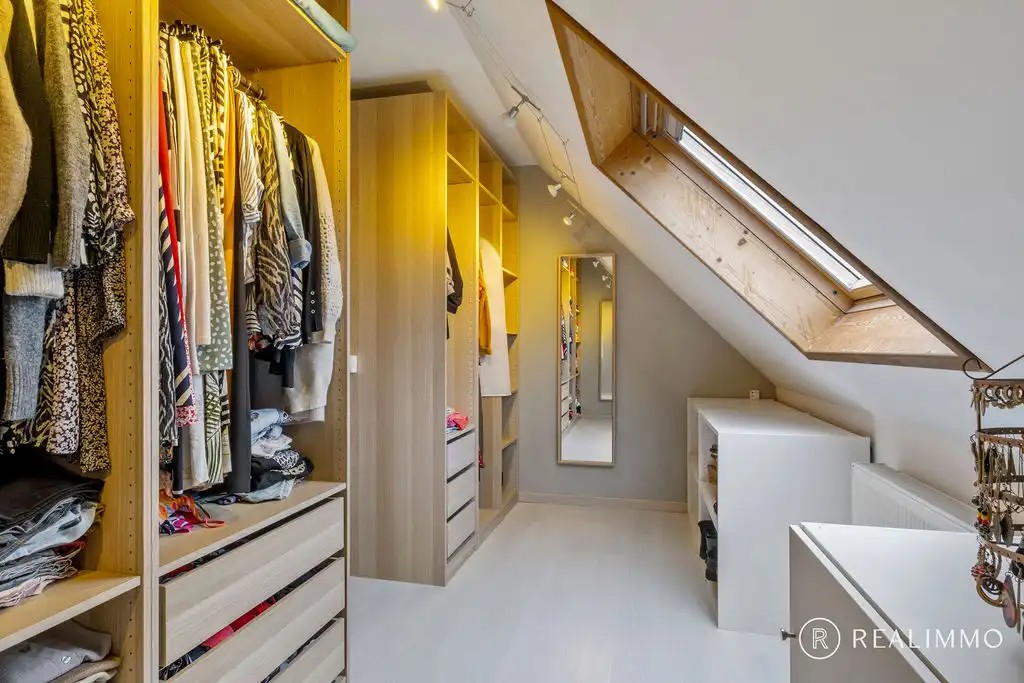 Ruime hedendaagse villa met zwembad in een gegeerde residentiële omgeving foto 17