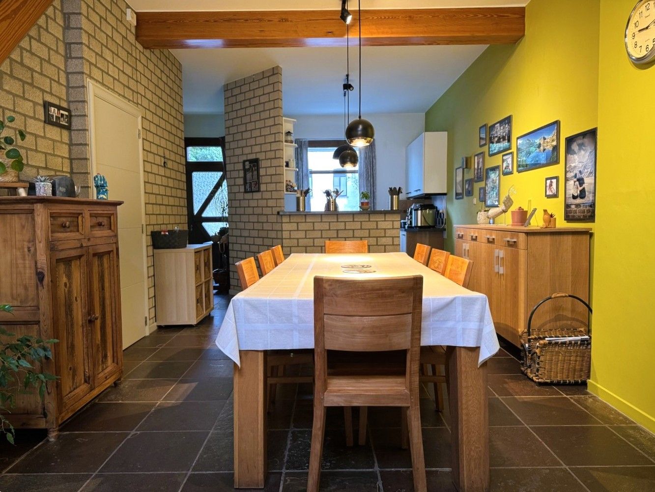 Verrassend ruime woning met achteringang met privéparkeerplaatsen foto 3