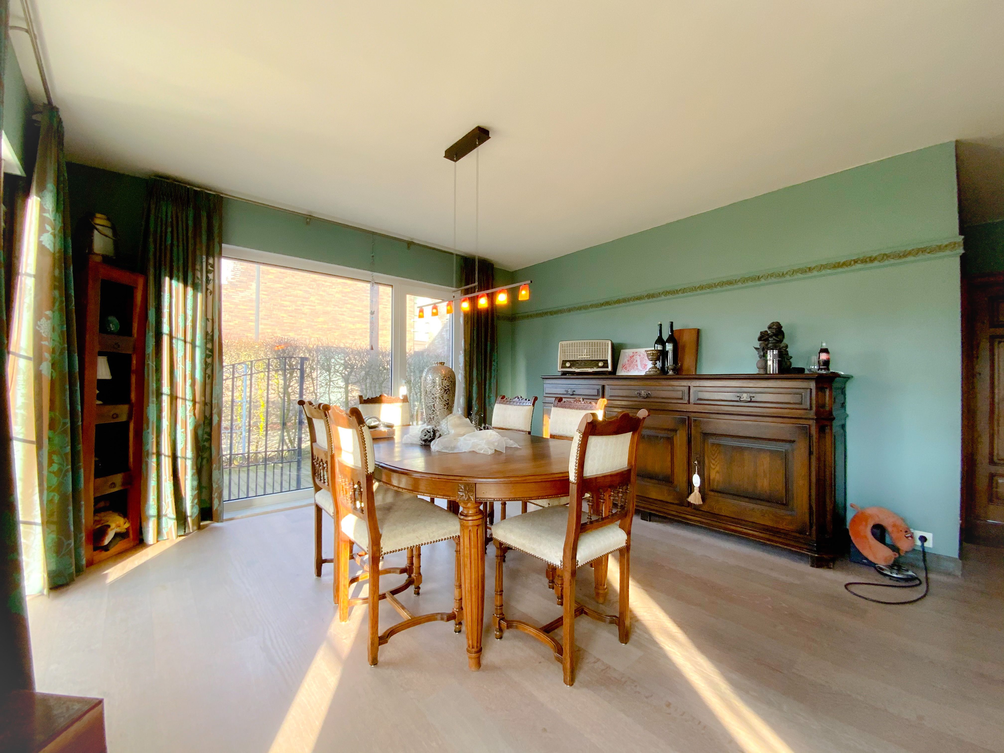 Ruime halfopen vierslaapkamerwoning te Oosteeklo foto 2
