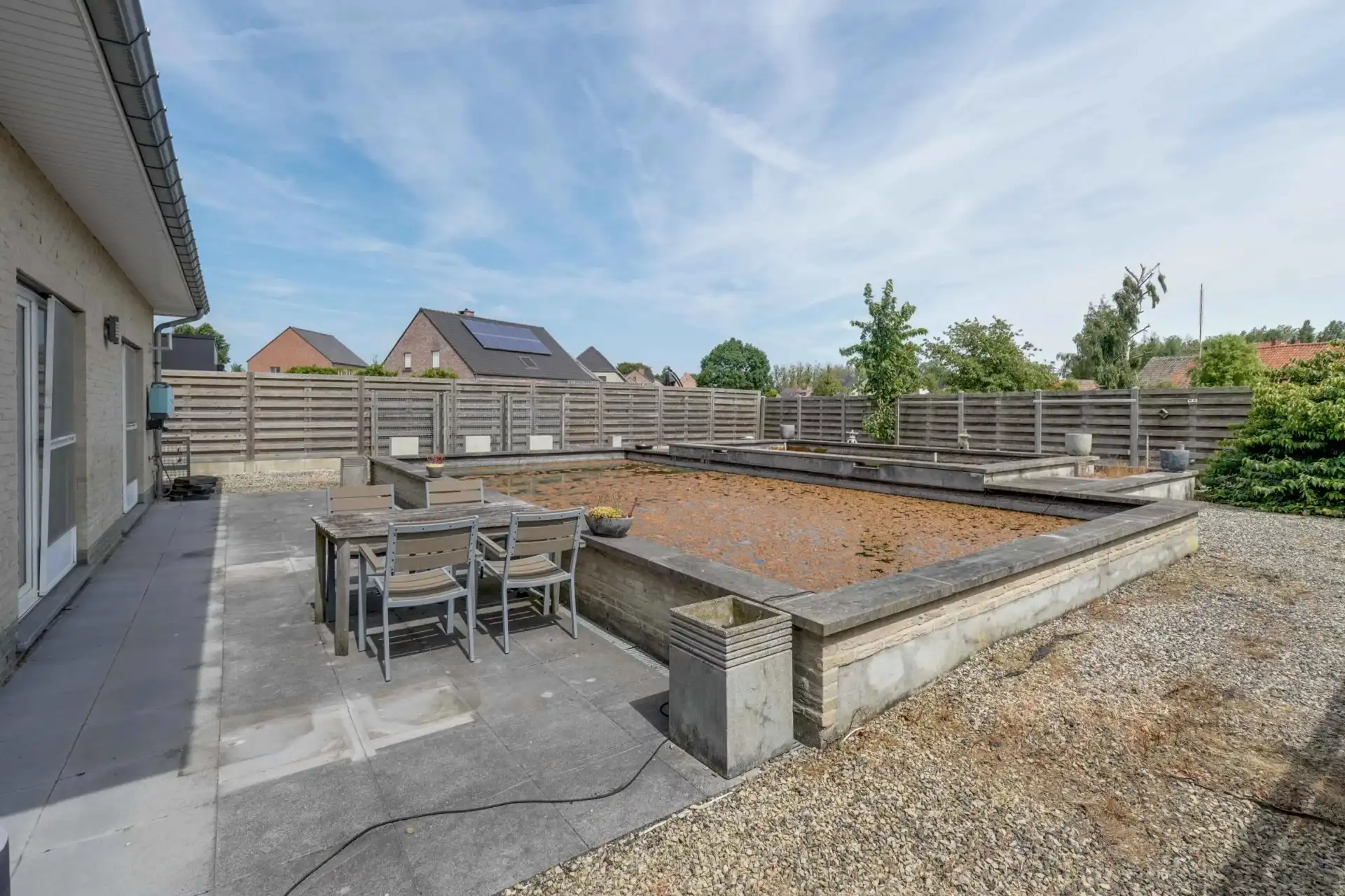 Ruime open bebouwing met zonnige tuin foto 27