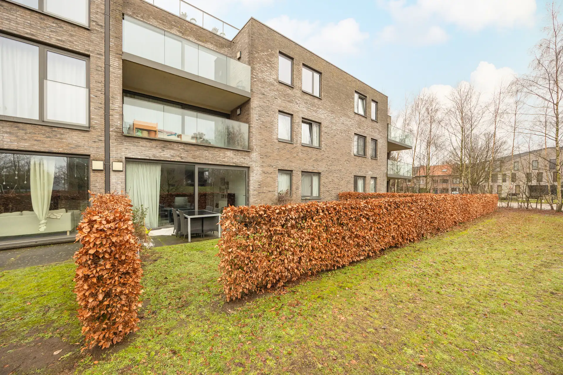 gelijkvloers appartement met gezellig terras en tuin foto 12