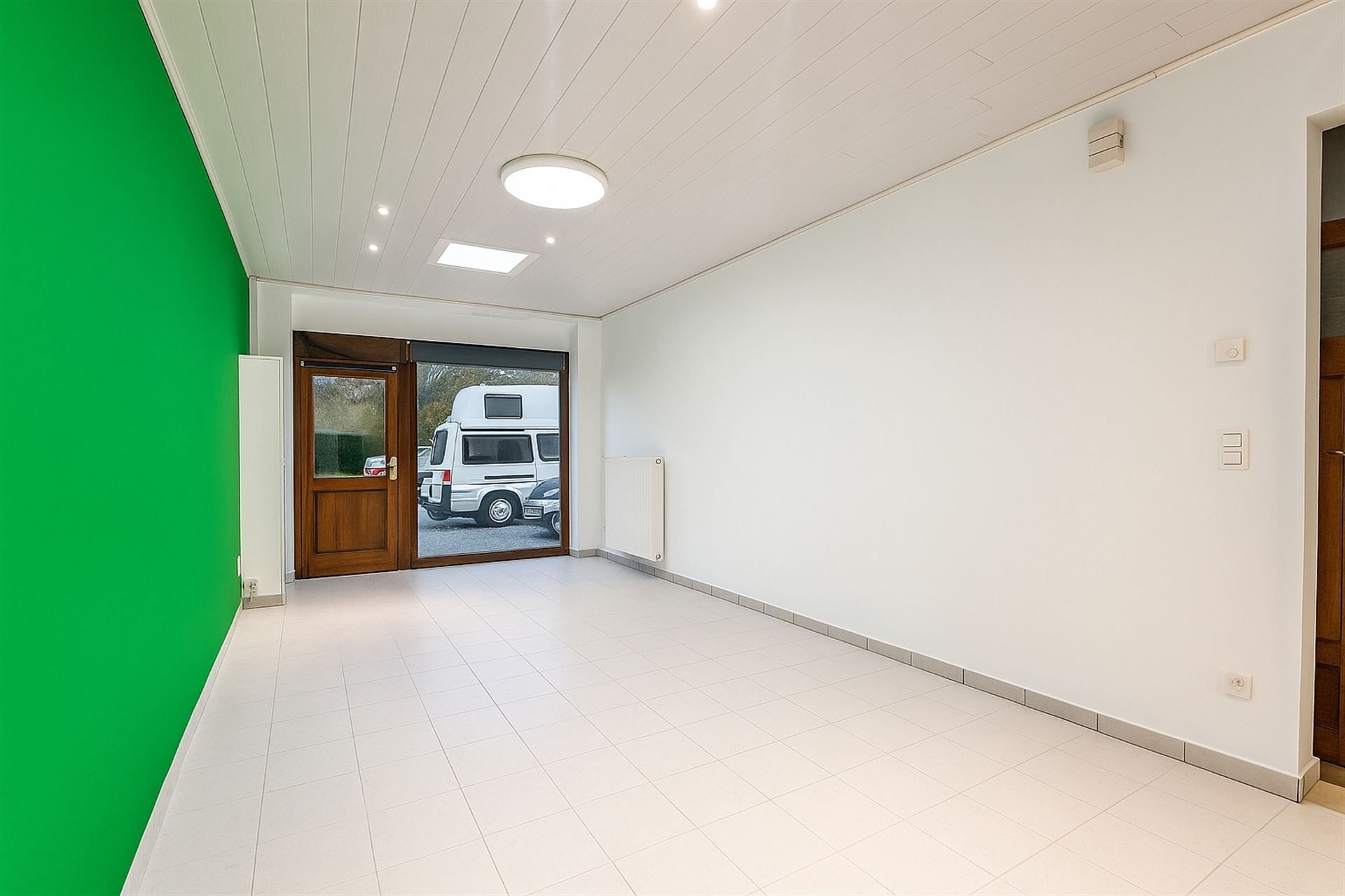 WINKEL MET PARKING VOOR 3 AUTO'S OP EEN COMMERCIELE LIGGING foto 2