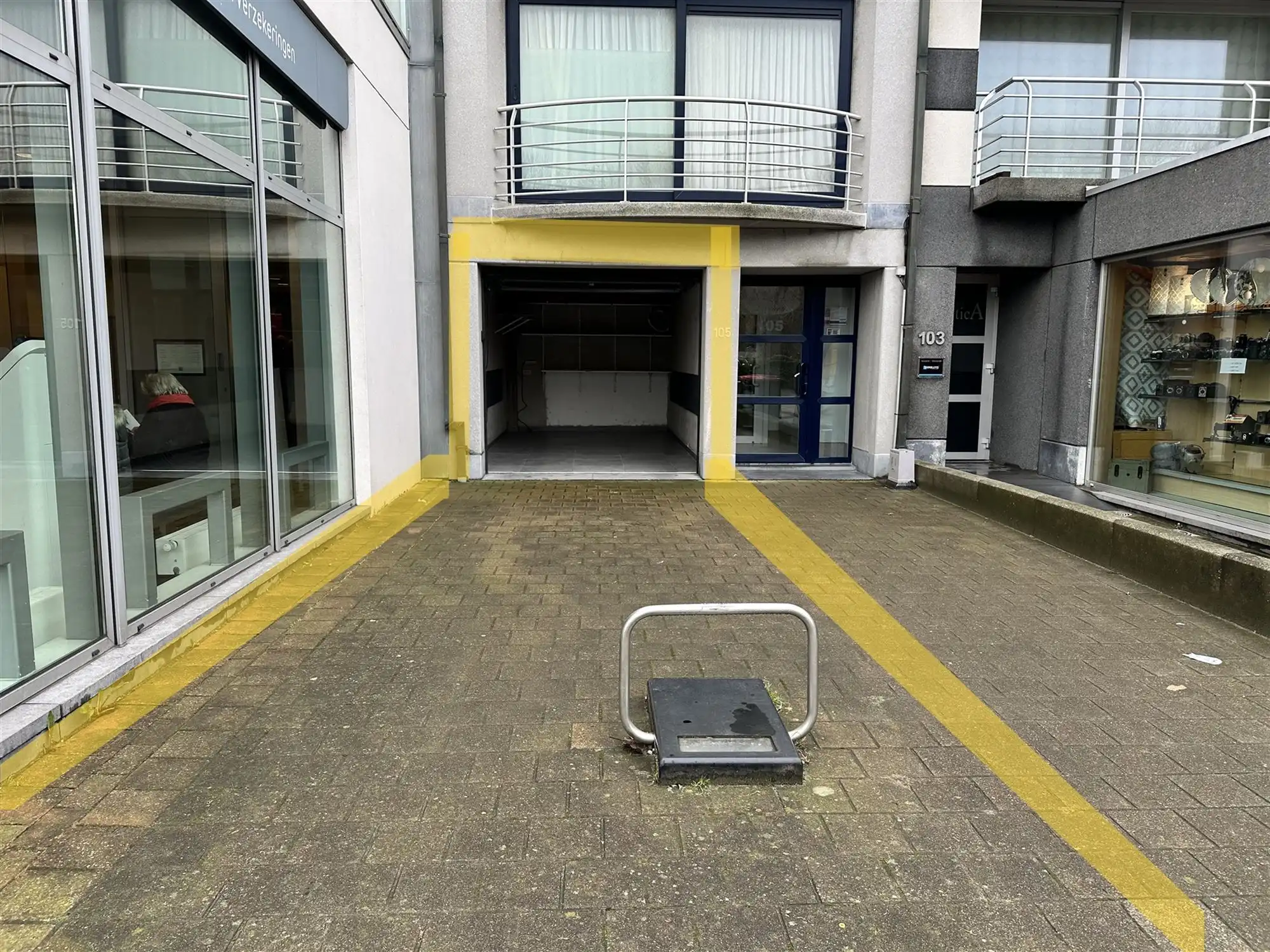 Garage met staanplaats te huur! foto {{pictureIndex}}