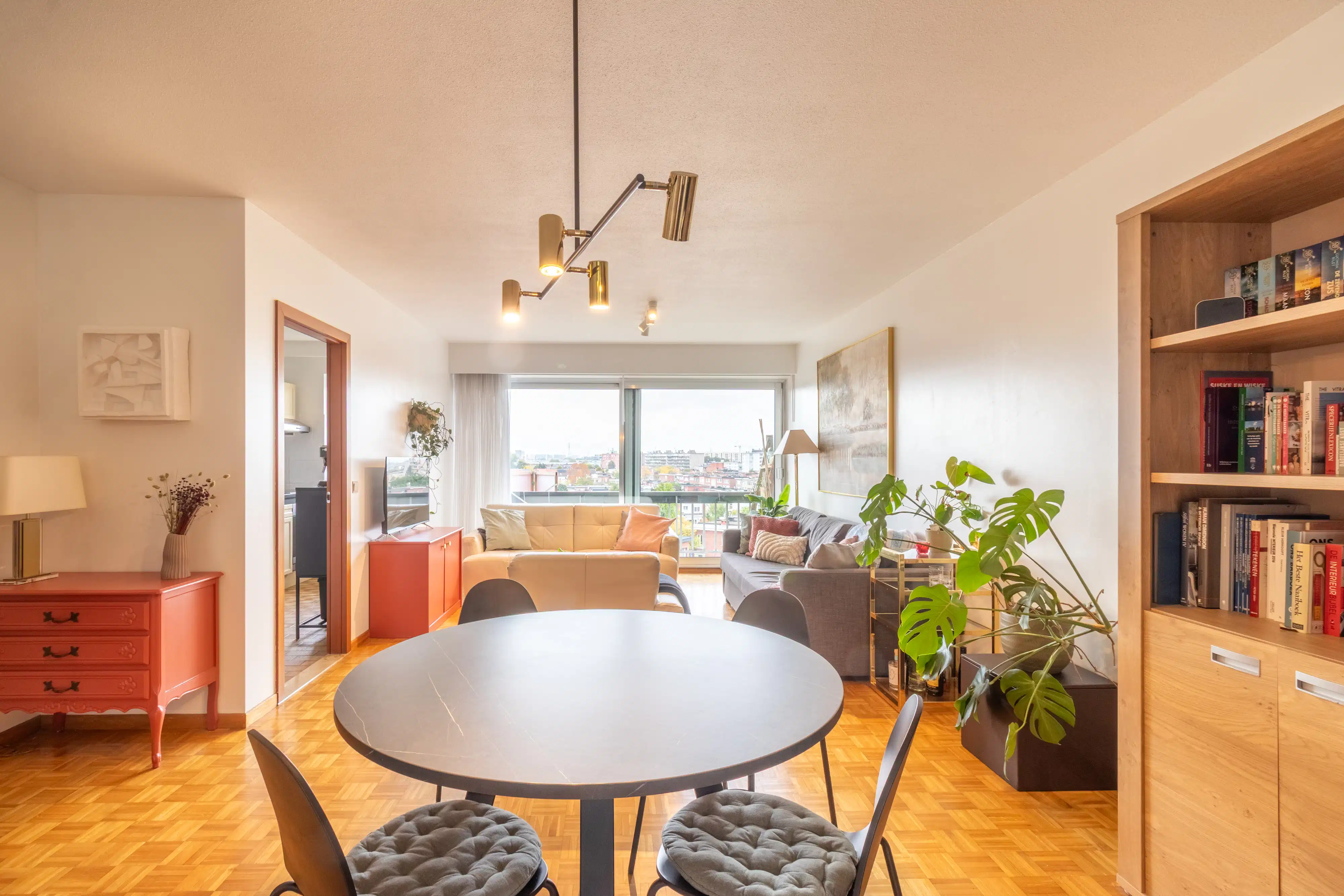 Licht appartement met twee terrassen en autostaanplaats foto 4