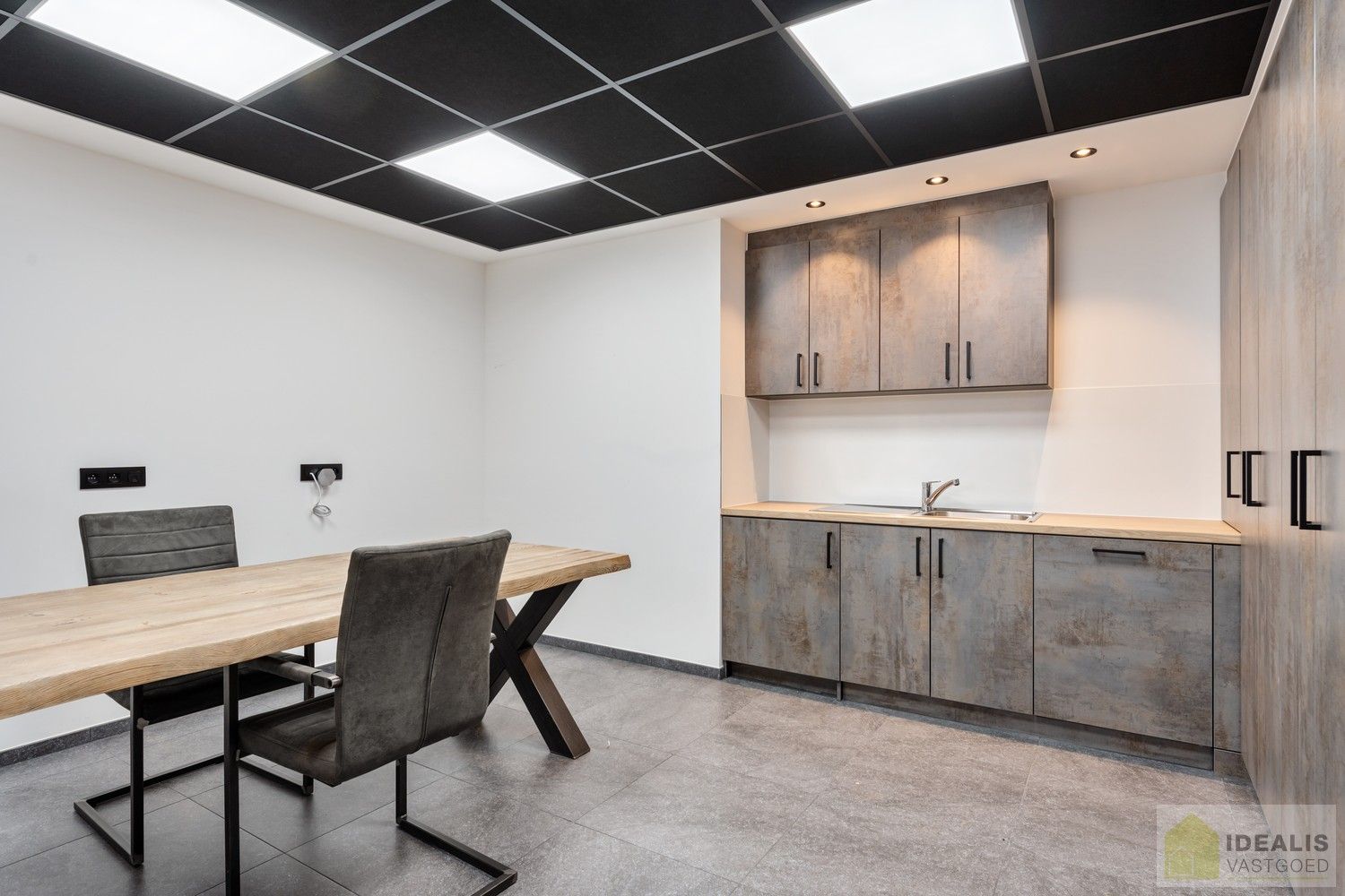 INSTAPKLAAR APPARTEMENT MET MAGAZIJN/KANTOOR OP BEDRIJVENTERREIN DE RIETKOLK!! Dit instapklare pand bestaat uit een hal/opslag van +-100m², met bureel/keuken en een aparte inkom voor het woongedeelte. Het appartement omvat een ruime woonkamer met uitgeruste keuken, 2 slaapkamers, badkamer, bergruimte en waskamer. Het pand leent zich perfect als kantoorlocatie met opslag in combinatie met wonen. foto 7