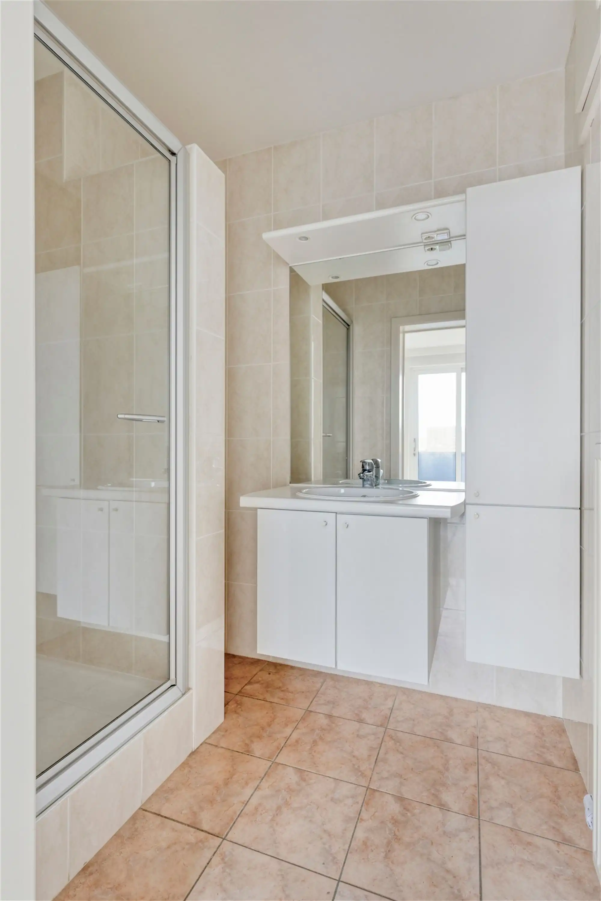 Lichtrijk appartement met terras vlakbij Harmoniepark foto 11