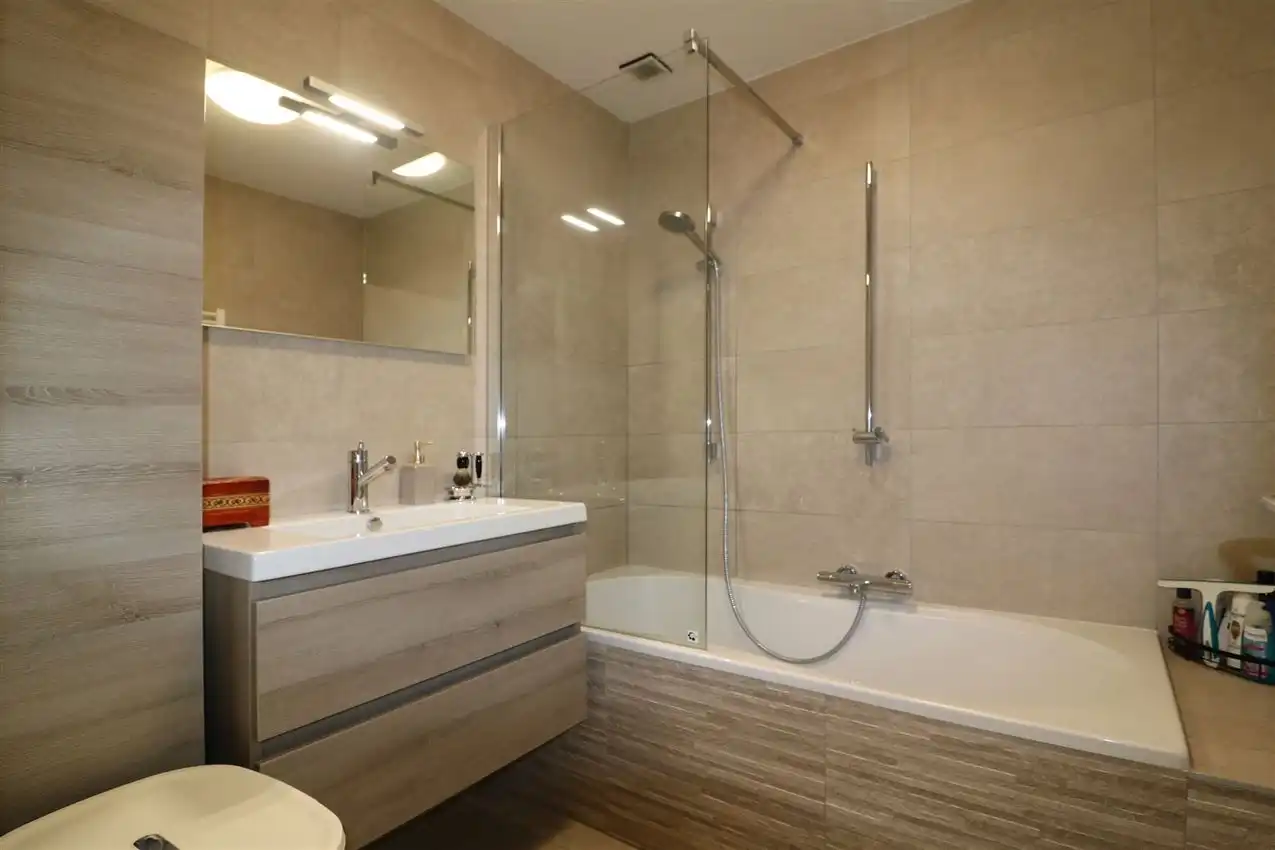 Gelijkvloers appartement met zuidgericht terras en tuintje, autostaanplaats foto 14