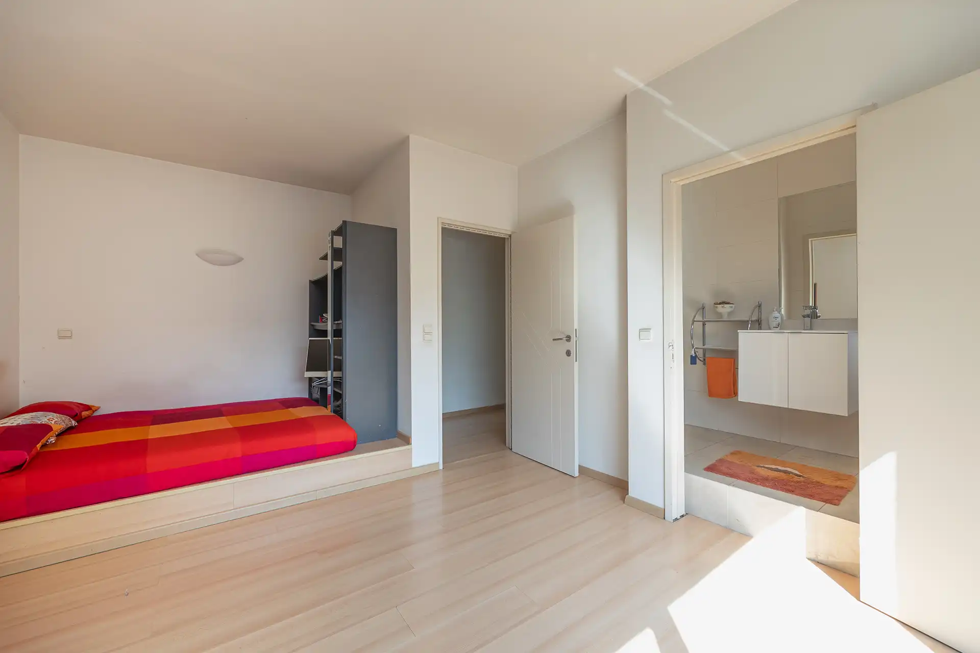 Ruime villa met 4 slpk's en 3 badkamers op toplocatie foto 19