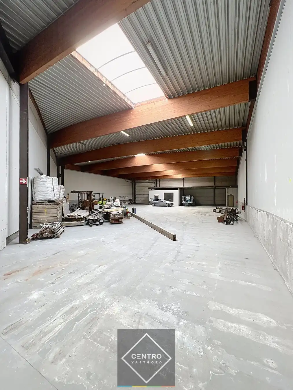 Instapklaar magazijn (± 700 m²) met automatische sectionaalpoort langs de N8 te Elverdinge (Ieper). Ambachten toegestaan ! foto 2