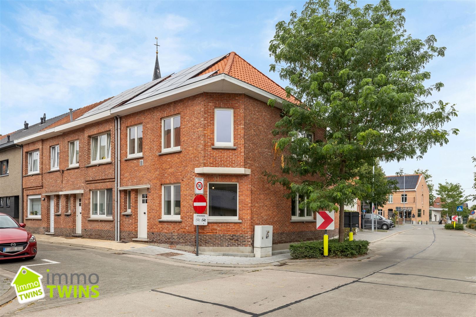 Volledig gerenoveerde halfopen woning met garage in het hart van Kemzeke foto {{pictureIndex}}