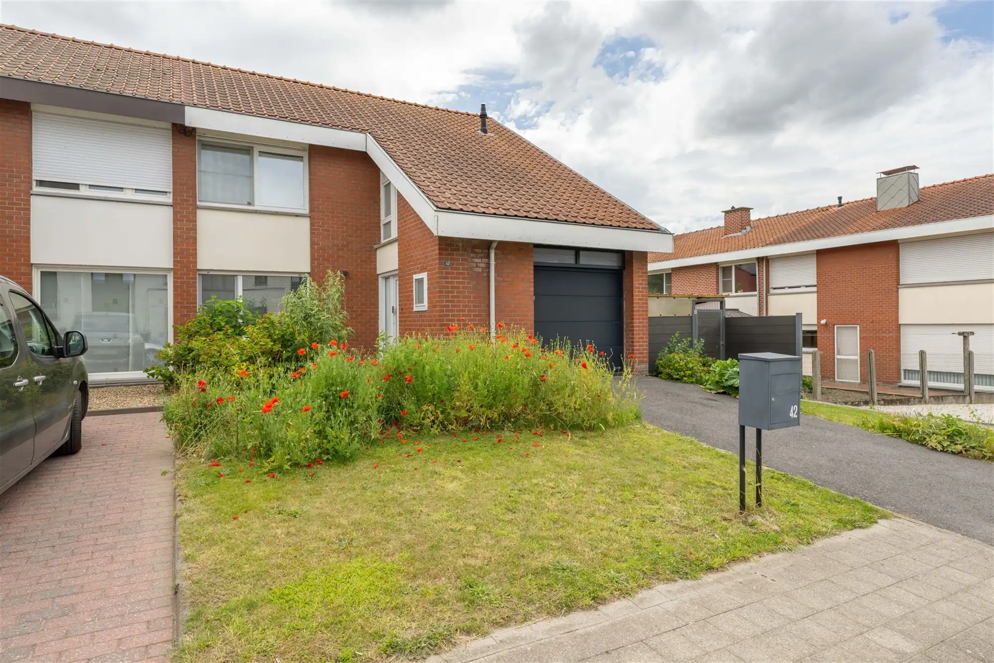 Halfopen woning met 4 slaapkamers, garage en zongerichte tuin foto 2