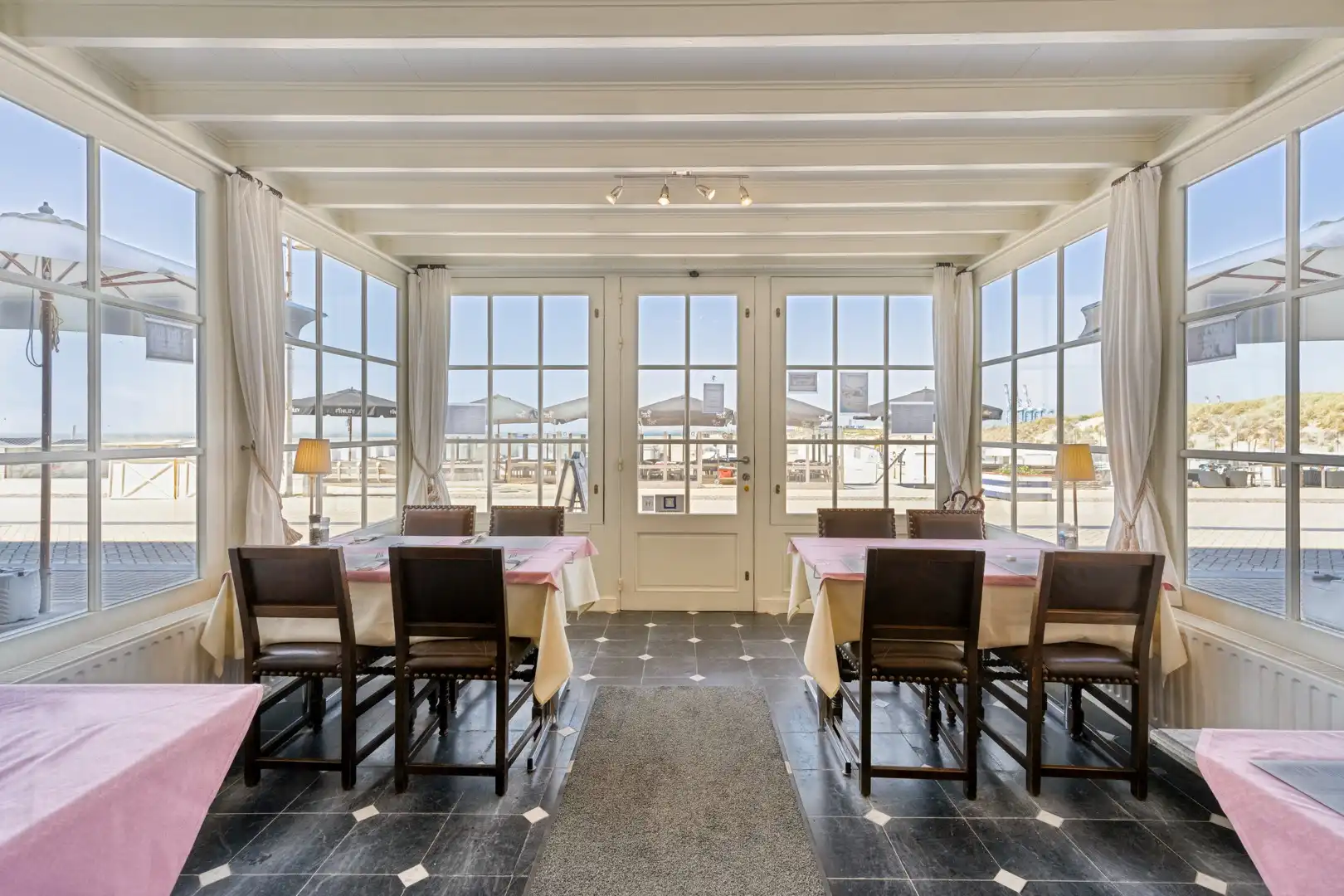 Investeringseigendom met volledig uitgerust restaurant en twee bijkomende woonentiteiten op de Zeedijk van Zeebrugge foto 2
