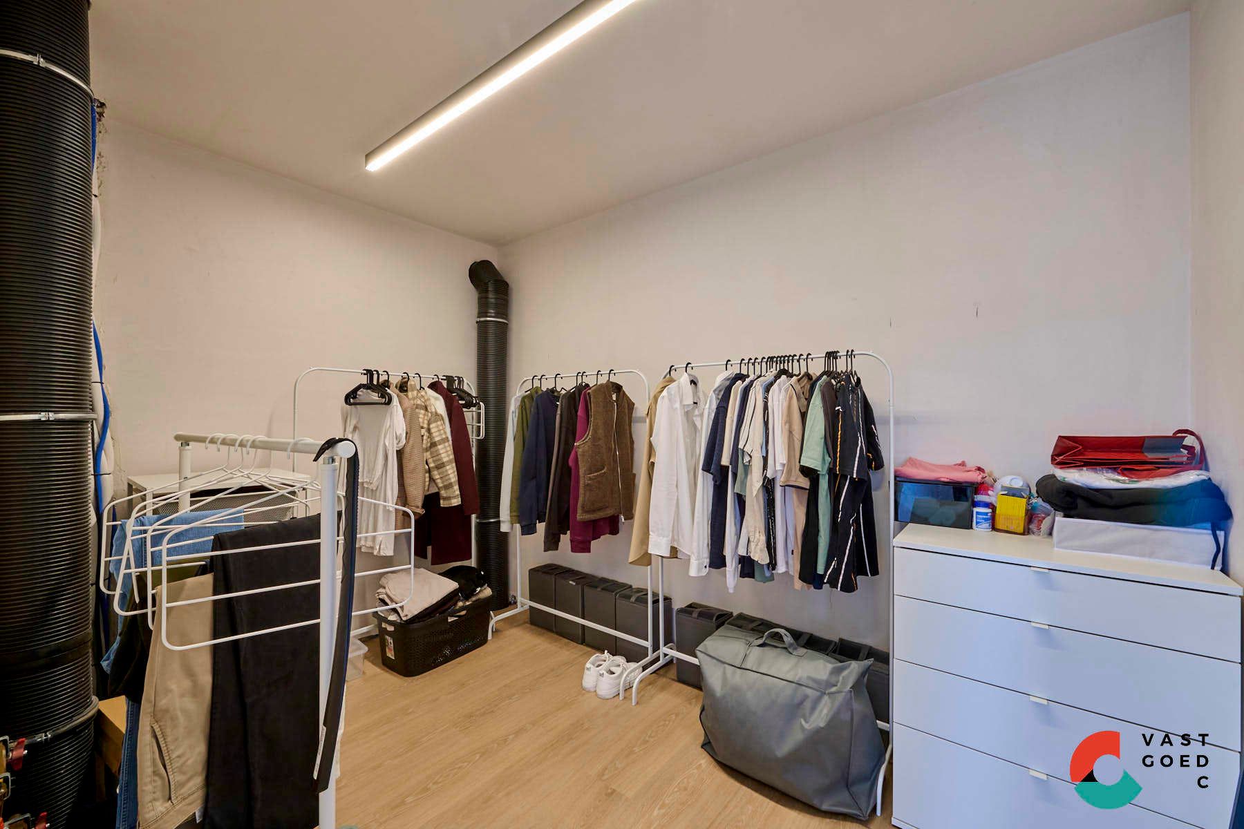 Moderne villa met zwembad op een knap perceel van 16 are. foto 16