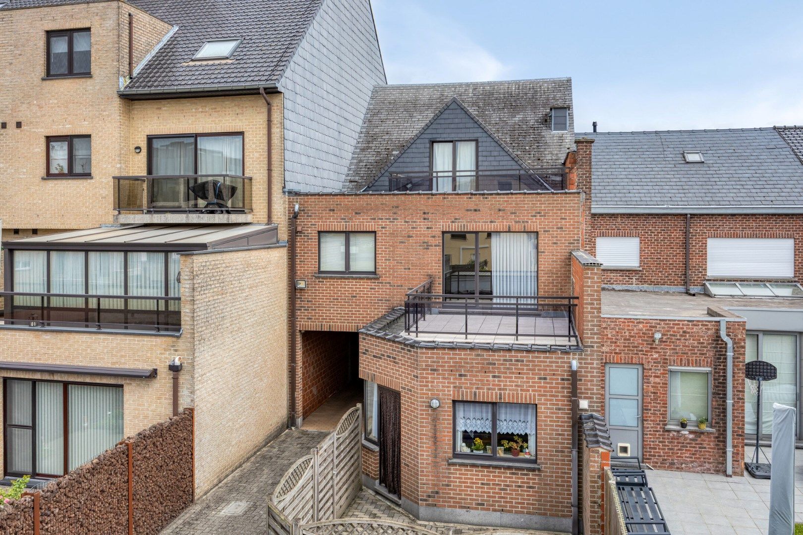 Opbrengsteigendom met 3 appartementen + 2 garages – toplocatie in Merchtem! foto 12
