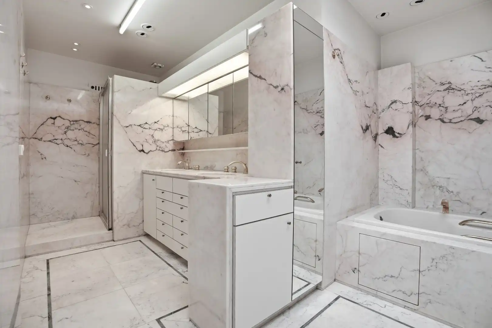 Statige woning te koop in centrum Stasegem, onder de kerktoren op 1000 m² grond, afgewerkt met authentieke en kwaliteitsvolle materialen. foto 24