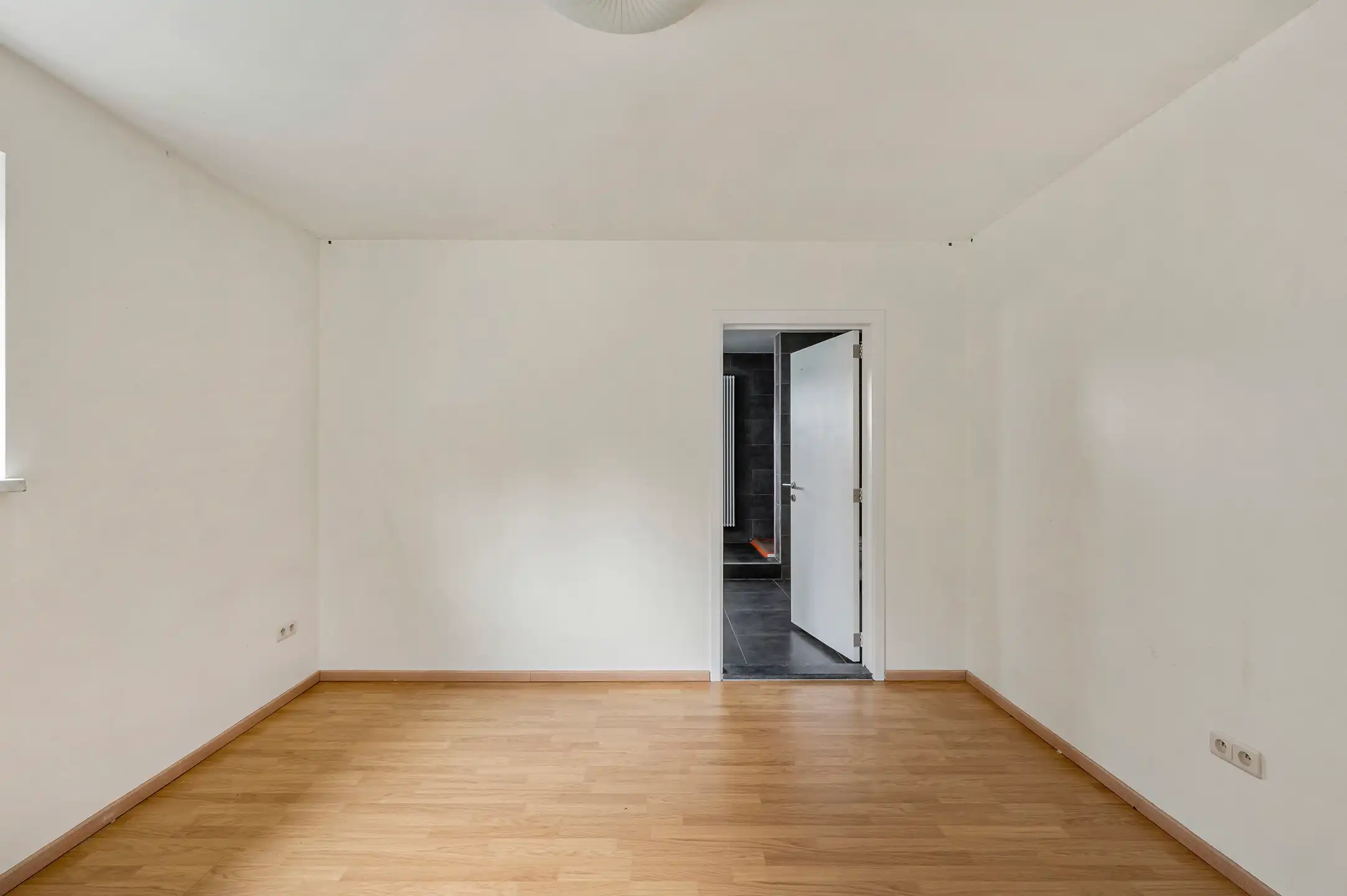 Ruime en lichtrijke gezinswoning met 3 slaapkamers, dressing bureau en aangename tuin foto 18