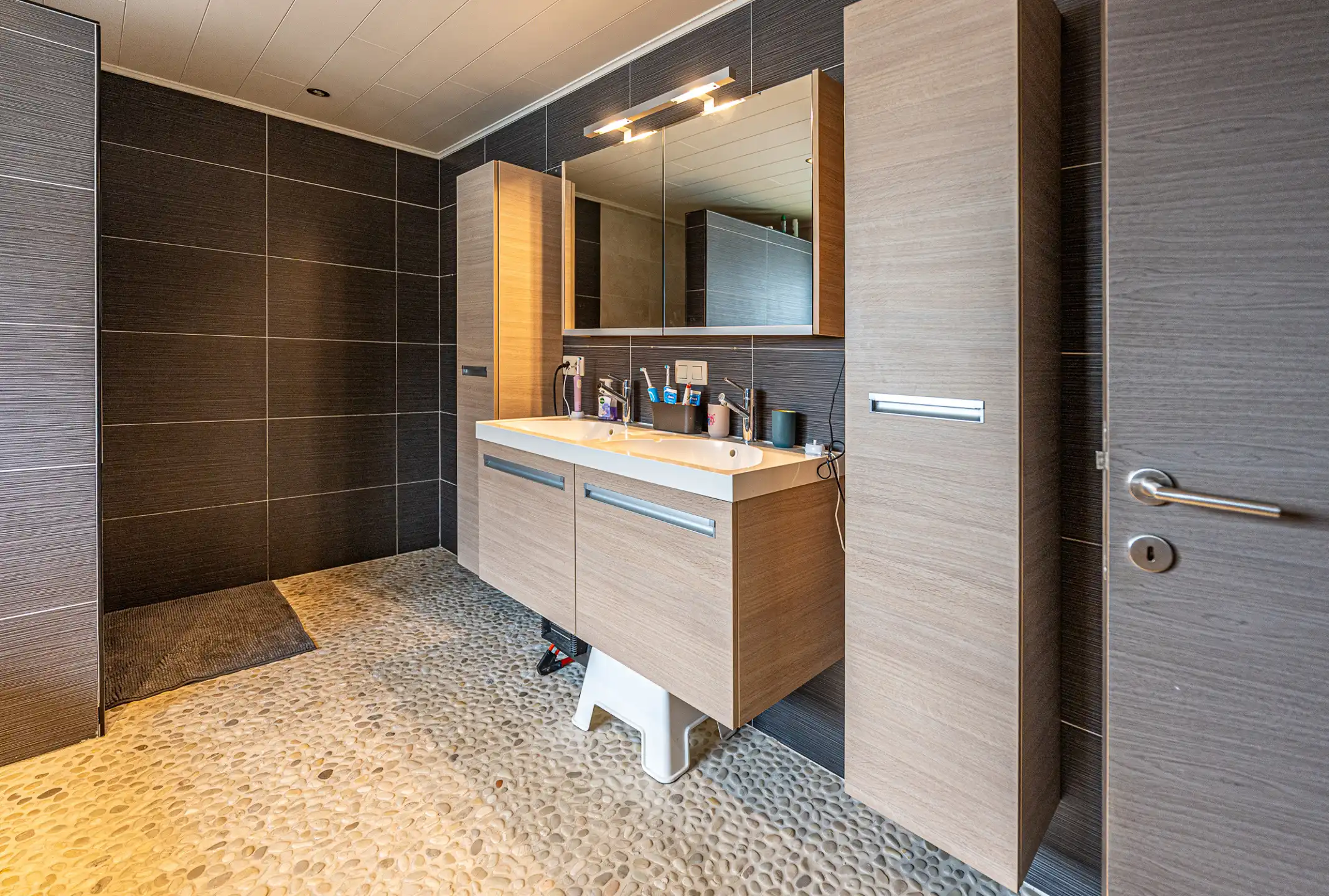 Moderne gezinswoning met inpandige garage en grote tuin. foto 16