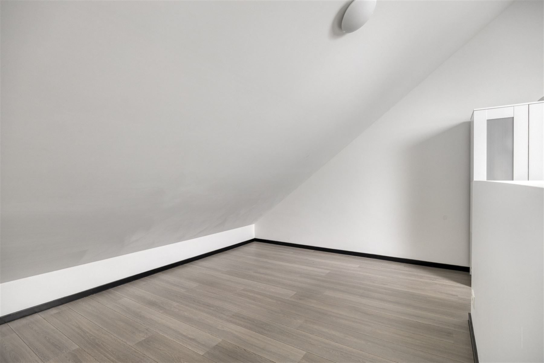 Totaal gerenoveerde woning met tuin foto 22