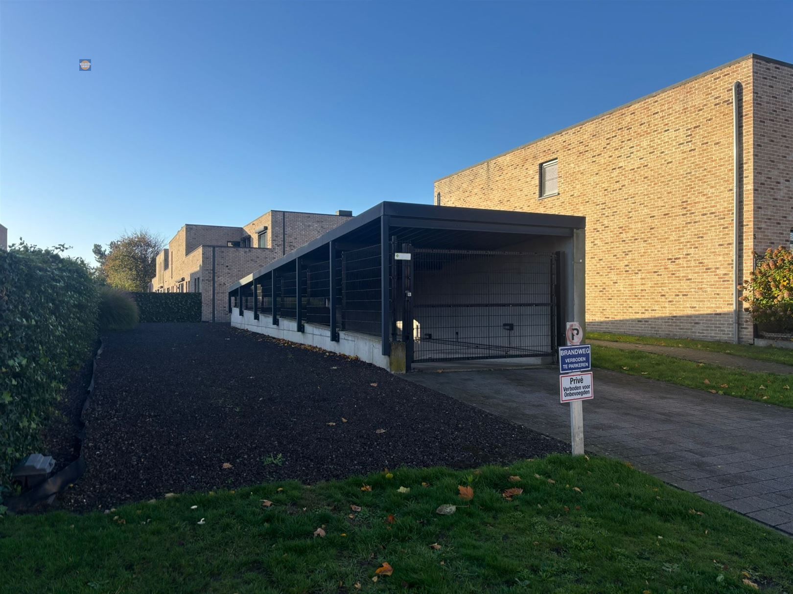 Ondergrondse staanplaats met ruime berging te koop foto {{pictureIndex}}