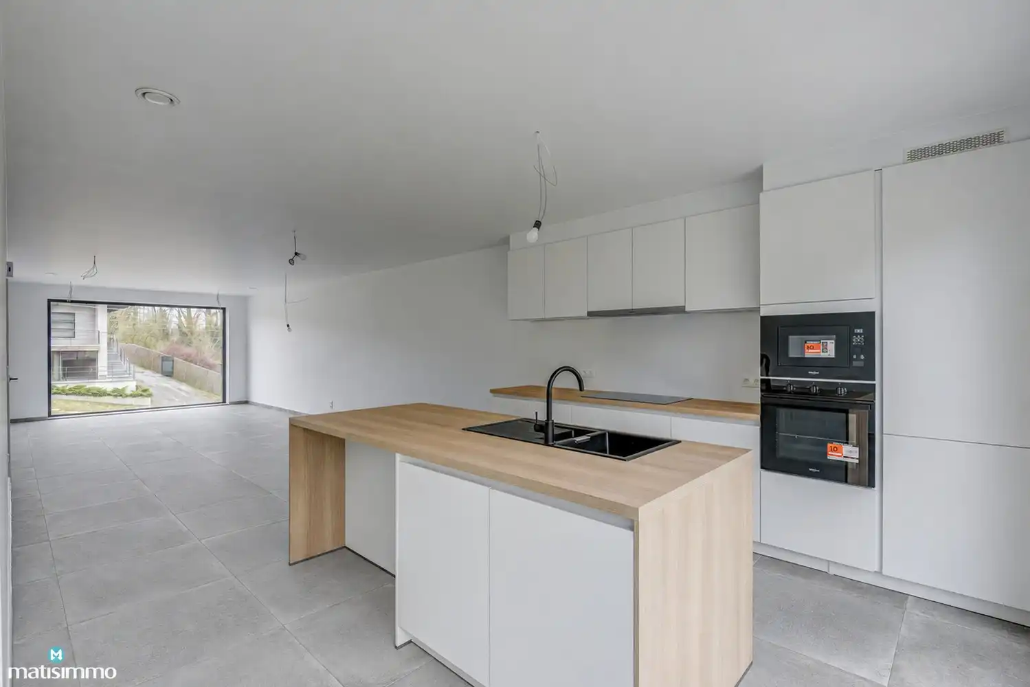 VOLLEDIG AFGEWERKTE EN GESCHILDERDE NIEUWBOUWWONING (EPB E10) MET 3 SLAAPKAMERS, 2 BADKAMERS, 2 GARAGES, KELDER EN AANGELEGDE TUIN IN WERM foto 9