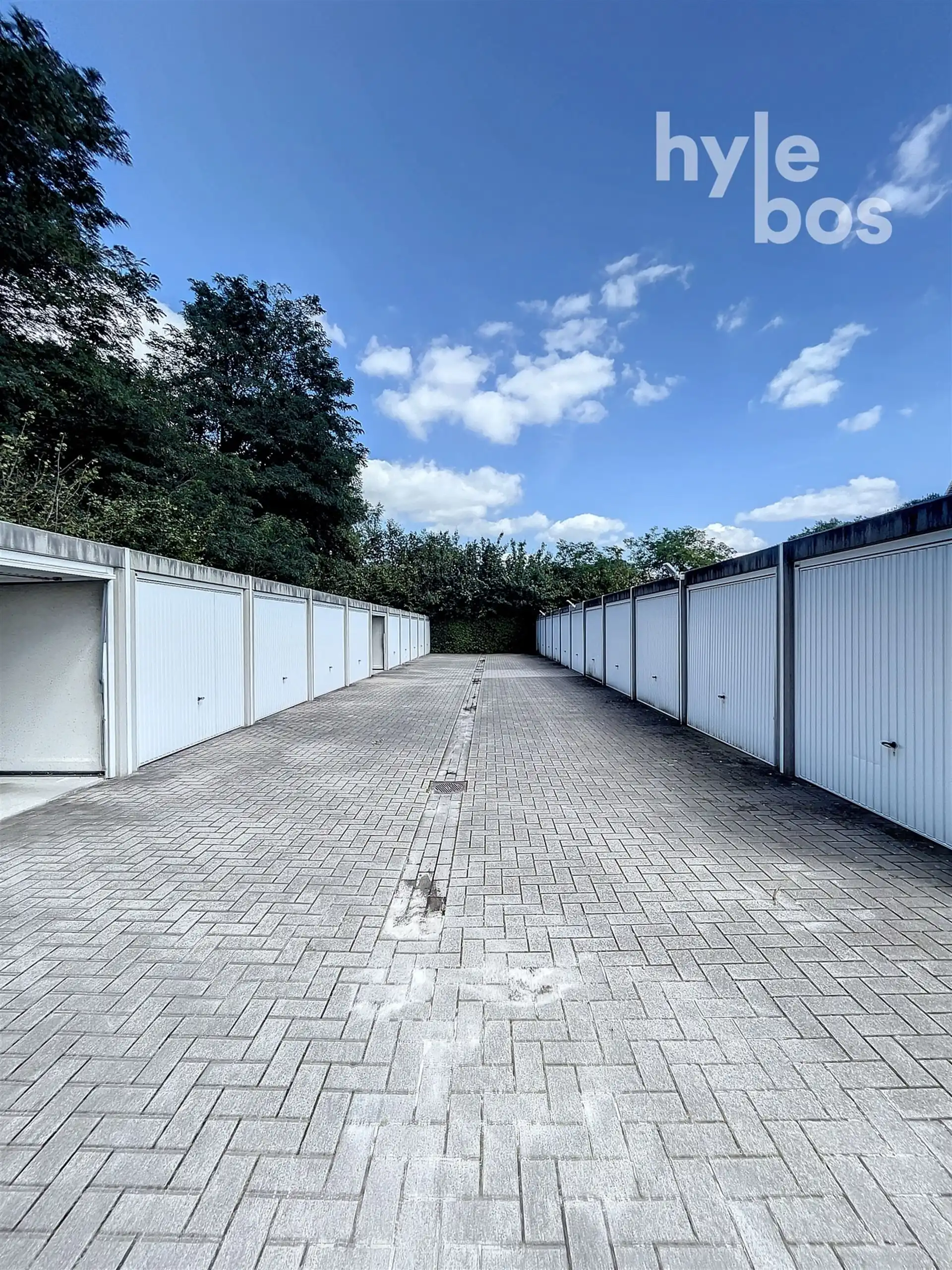 Instapklaar 2 slaapkamer appartement met garage foto 11
