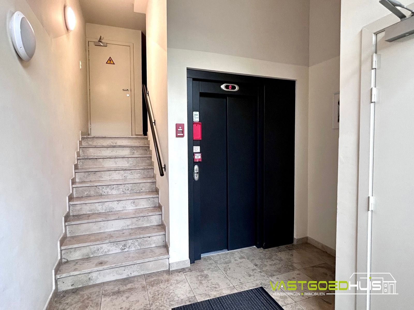 Instapklaar tweeslaapkamerappartement met terras en garage foto 6