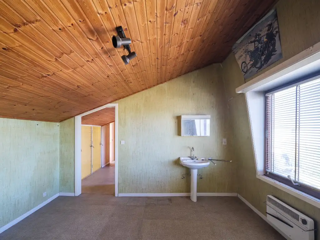 Mid-century modern villa met vier slaapkamers, verdeeld over drie niveaus, gelegen op een groen perceel in Lievegem. foto 13