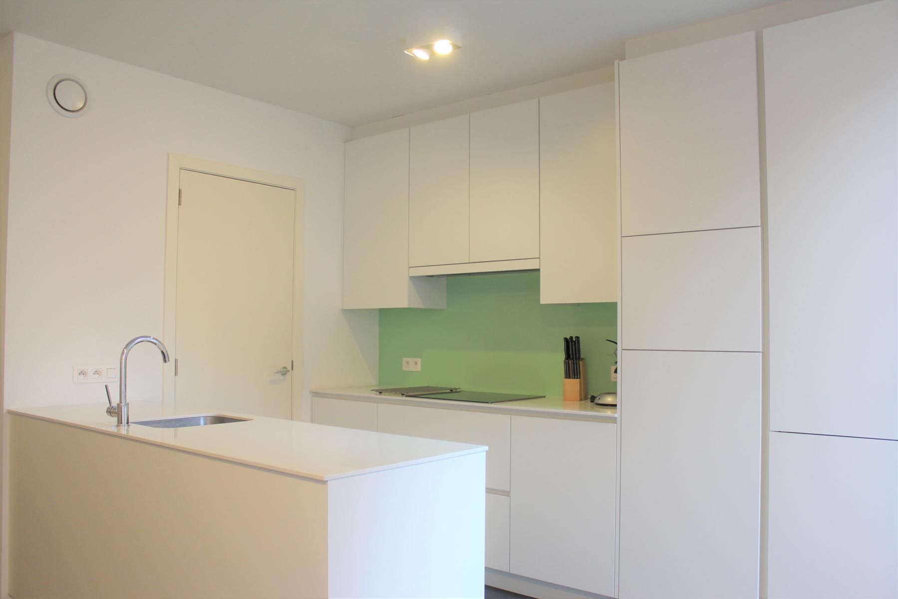 Gemeubeld, lichtrijk appartement  foto 5