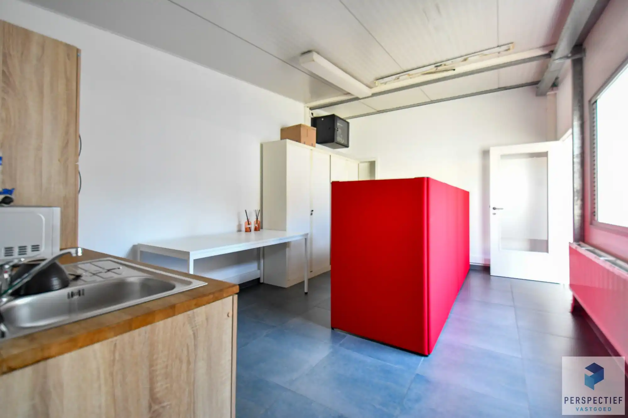 Handelsgelijkvloers en appartement te Adegem foto 4