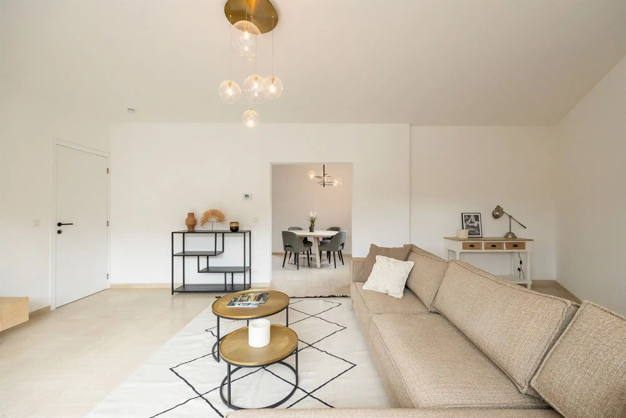 Gezinswoning woning met drie slaapkamers en tuin foto {{pictureIndex}}