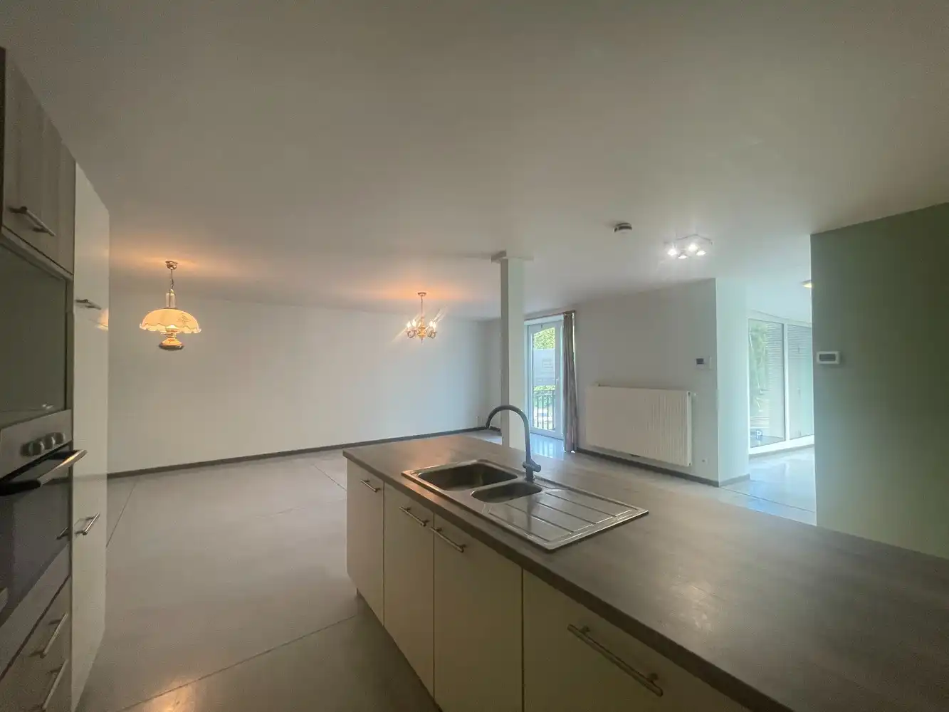 Lichtrijk appartement met balkon in gebouw met lift foto 7